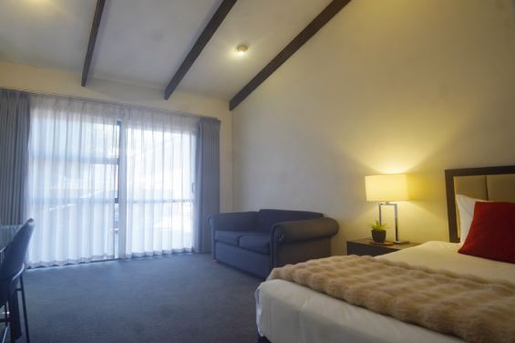 1-Bedroom Executive Unit queen-size bed